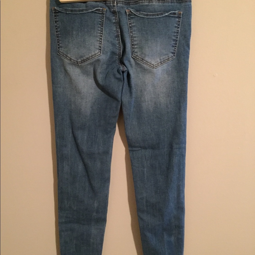Distressed jeans - Picture 2 of 3